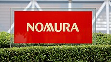Logo japonské finan�ní holdingové spole�nosti Nomura p�ed jejím hlavním sídlem...