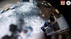 Trojice zlodějů ukradla z kapsy pověšené bundy peněženku