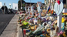 Lidé pokládají kvtiny a svíky na památku obtí masakru v gay klubu v Colorado...