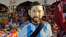 Argentinský fanouek v masce Lionela Messiho. Ostatní se s ním na ulici v Dauhá...