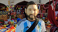 Argentinský fanouek v masce Lionela Messiho. Ostatní se s ním na ulici v Dauhá...