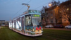 Na ele vánoní tramvaje pro rok 2022 jsou dva velké zvony spojené ervenou...