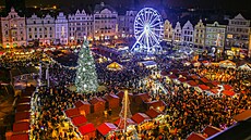 Náměstí Republiky v Plzni s rozsvíceným vánočním stromem a adventními trhy....