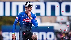 Mathieu van der Poel vítězí na cyklokrosovém Světovém poháru v Hulstu.