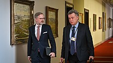 Premiér Petr Fiala a ministr spravedlnosti Pavel Blaek picházejí na jednání...