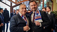 Slovenský premiér Eduard Heger vnoval maarskému premiérovi Viktorovi Orbánovi...