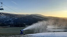 Zasnují i mení skiareály, o víkendu spustili snná dla i na Knickém...