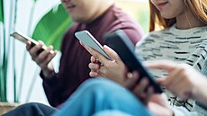 Rad�ji ne� po knize kdekdo sáhne po mobilním telefonu.