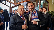 Slovenský premiér Eduard Heger vnoval maarskému premiérovi Viktorovi Orbánovi...