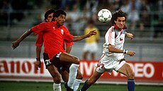 Ivo Knoflíek v souboji o mí s Mauriciem Monterem bhem osmifinálového zápasu...