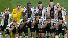 Němečtí fotbalisté si při focení před zápasem proti Japonsku zakryli ústa na...