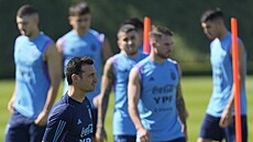 Argentinský kou� Lionel Scaloni b�hem tréninku druhý den po �okující porá�ce na...