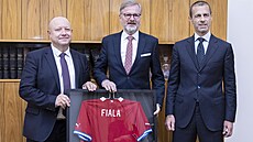 Český premiér Petr Fiala (uprostřed) přijal prezidenta Evropské fotbalové unie...