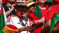 Fanynka fotbalistů Walesu s kloboučkem v duhových barvách, který představuje...