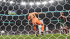 Uruguayský branká Sergio Rochet marn zasahuje, Cristiano Ronaldo se vrhnul po...