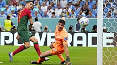 Portugalský útoník Cristiano Ronaldo a uruguayský branká Sergio Rochet se...
