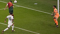 Portugalský útoník Cristiano Ronaldo se snaí hlavikovat na bránu Uruguaye,...
