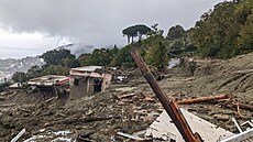 V pístavním mst Casamicciola na italském ostrov Ischia po sesuvu pdy...