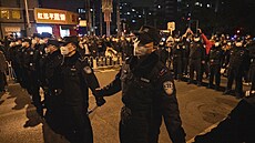 Zásah policist proti protestujícím v ínských ulicích