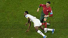 Cristiano Ronaldo fauluje bhem zápasu s Ghanou na MS v Kataru