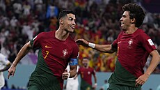Cristiano Ronaldo se s Joaem Félixem raduje z gólu proti Ghan�.