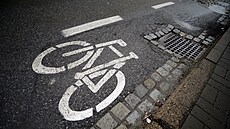 Cyklista v cyklopruhu musí u DKO počítat se záludnostmi: jsou zde propadající...