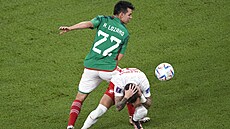 Hirving Lozano z Mexika sráí polského Nicolu Zalewskiho v zápase na...
