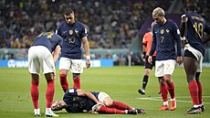 Lucas Hernandez z Francie leí zranný na trávníku na mistrovství svta 2022.