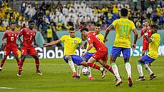 výcarský záloník Ruben Vargas v anci ped brazilskou bránou v utkání na...