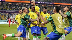 Brazilský útočník Vinicius Junior slaví se spoluhráči gól do sítě Švýcarska,...