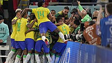 Braziltí fotbalisté slaví Casemirv gól do sít výcarska v utkání skupiny G...