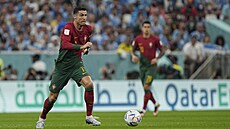 Portugalec Cristiano Ronaldo kontroluje míč v zápase skupiny H proti Uruguayi...