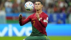 Portugalský útočník Cristiano Ronaldo si zpracovává míč v zápase proti Uruguayi...