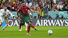 Portugalský záloník Bruno Fernandes promuje penaltu v zápase s Uruguayí na...