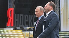Ruský prezident Vladimir Putin a spoluzakladatel Yandexu Arkadij Volo bhem...