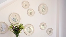 Dekorace na zdi  jídelního koutu tvoří různě velké keramické talíře s...