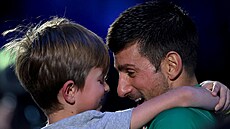 Turínský triumf. Novak Djokovi slaví se synem Stefanem.
