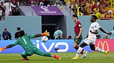 Portugalec Joao Felix stílí gól v zápase s Ghanou.