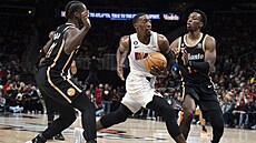 Bam Adebayo z Miami prochází mezi AJ Griffinem (vlevo) a Onyekou Okongwuem z...