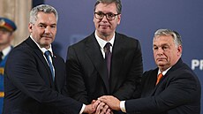 Rakouský kanclé� Karl Nehammer, ma�arský premiér Viktor Orbán a srbský...