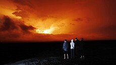 Lidé sledují výbuch sopky Mauna Loa na Havaji. Mauna Loa, která je největší...