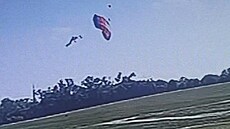 Zábr z bezpenostní kamery zachycující okamik tsn ped nárazem parautisty...