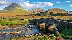Starý most ve Sligachanu patří k nejčastěji foceným místům na ostrově Skye.