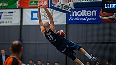 Oleksandr Bjelikov z Ostravy sme�uje do kolínského ko�e.