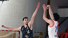 Martin Kheil (vpravo) ze Slavie st�ílí na ko� Hradce Králové, brání David...