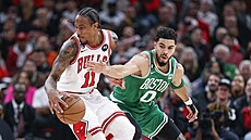 DeMar DeRozan (11) z Chicago Bulls útoí v zápase s Boston Celtics, brání ho...