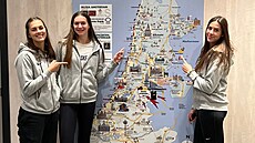 Eli�ka Hamzová, Emma �echová a Natálie Stoupalová (zleva), trio basketbalistek...