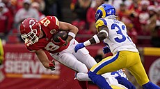 Travis Kelce (87) z Kansas City Chiefs padá k zemi v zápase s Los Angeles Rams,...