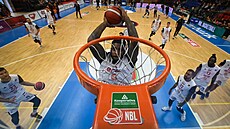 Nate Watson z Nymburka sme�uje p�i rozcvi�ce.