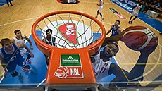 Nate Watson z Nymburka sme�uje p�i zápase s USK Praha.